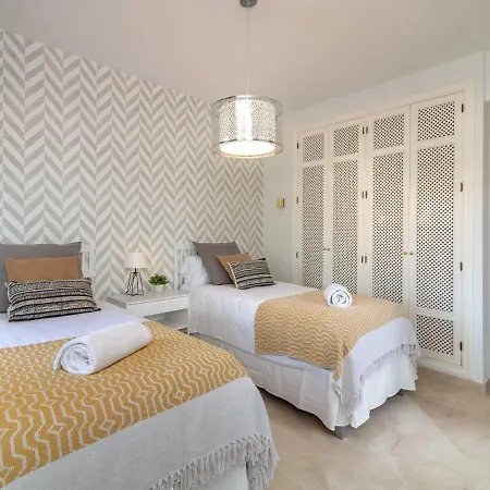 Vacation I Jardines De Ventura Del Mar, Walk To Puerto Banus Marina, A Minute From The Beach, Groundfloor, Family Friendly And Pool * Marbella