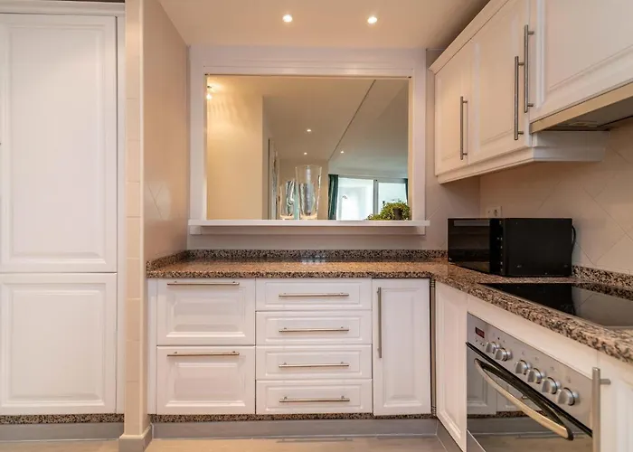 Vacation I Jardines De Ventura Del Mar, Walk To Puerto Banus Marina, A Minute From The Beach, Groundfloor, Family Friendly And Pool マルベーリャ